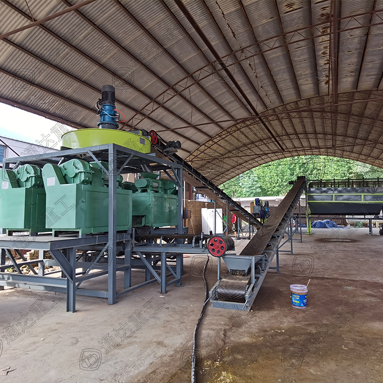 復(fù)合肥生產(chǎn)設(shè)備是一種以雞、豬、牛、羊類糞便、城市污泥等為主要原料，添加一定量氮肥、磷肥、鉀肥、硫酸鎂、硫酸亞鐵等物質(zhì)，以