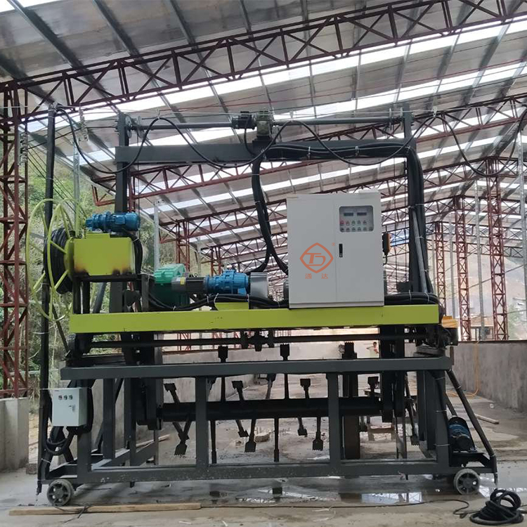 豬糞槽式軌道式翻堆機(jī)和自走式翻堆機(jī)有什么區(qū)別？哪個(gè)廠家好？多少錢(qián)一臺(tái)？ 