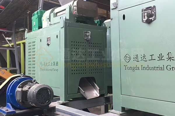 有機(jī)肥設(shè)備對(duì)輥擠壓造粒機(jī)有什么作用?對(duì)輥式造粒機(jī)在使用中需要注意哪些?