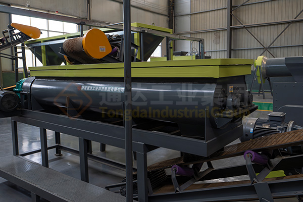 有機(jī)肥雙軸攪拌機(jī)